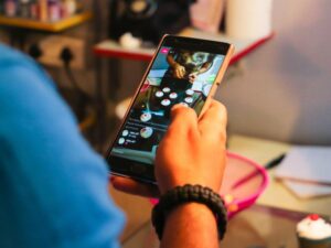 Screen Time & Mental Health: What Social Media Does to Your Brain